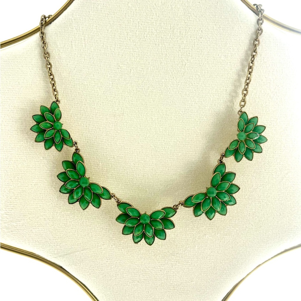 Delicate Green Floral Vintage Necklace
